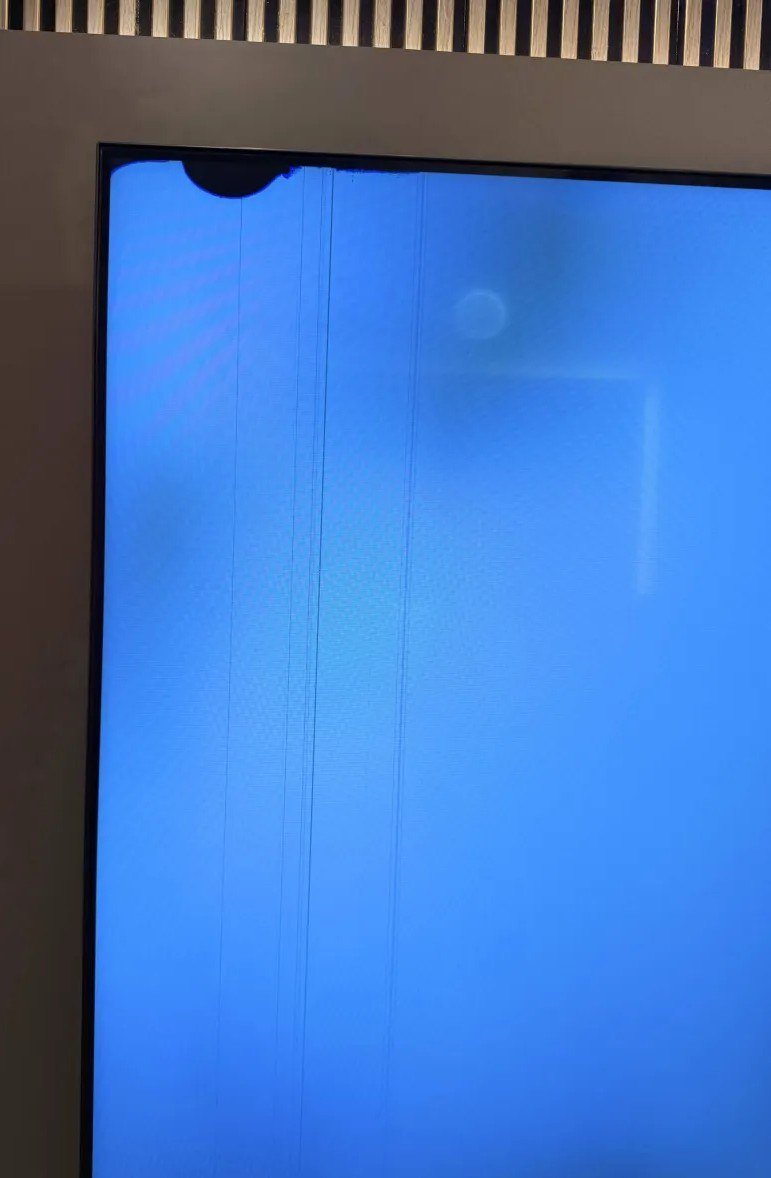 Close-up of the faulty BRAVIA panel during a blue RGB test